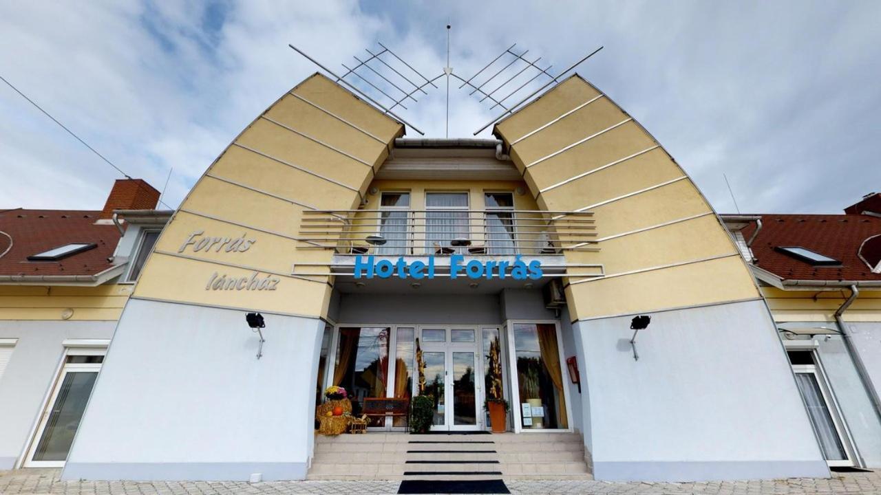 Hotel Forras Komarom Ngoại thất bức ảnh