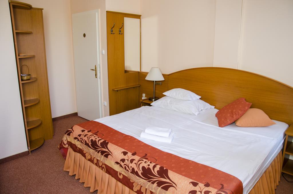 Hotel Forras Komarom Ngoại thất bức ảnh